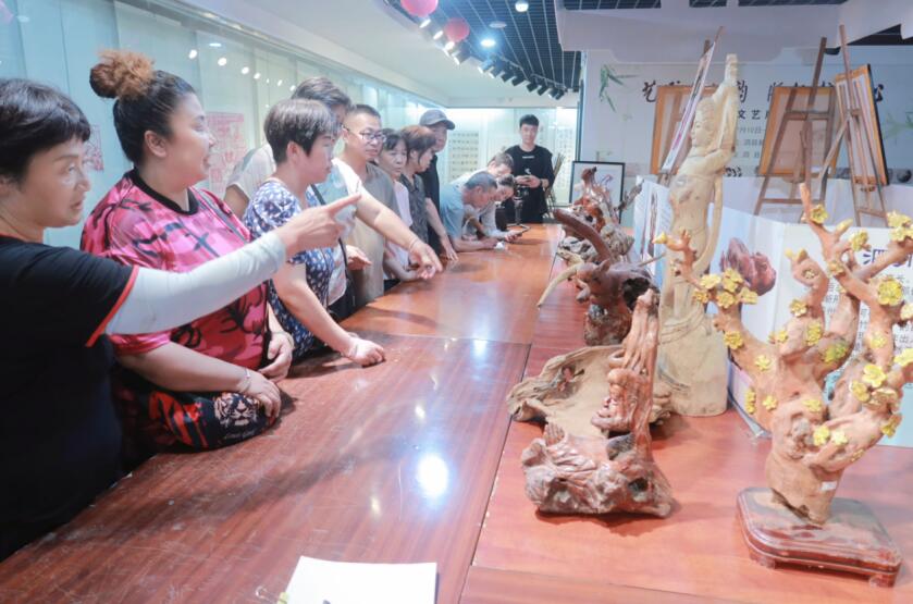 泗县首届民间文艺版权作品展开幕。刘娜英 摄.jpg 泗县首届民间文艺版权作品展开幕。刘娜英 摄.jpg